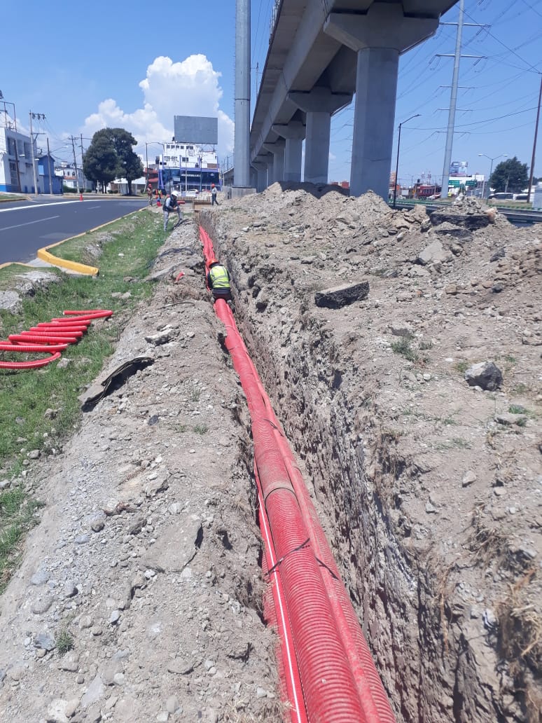 Instalación de tramo subterráneo en el viaducto del Tren Interurbano México-Toluca